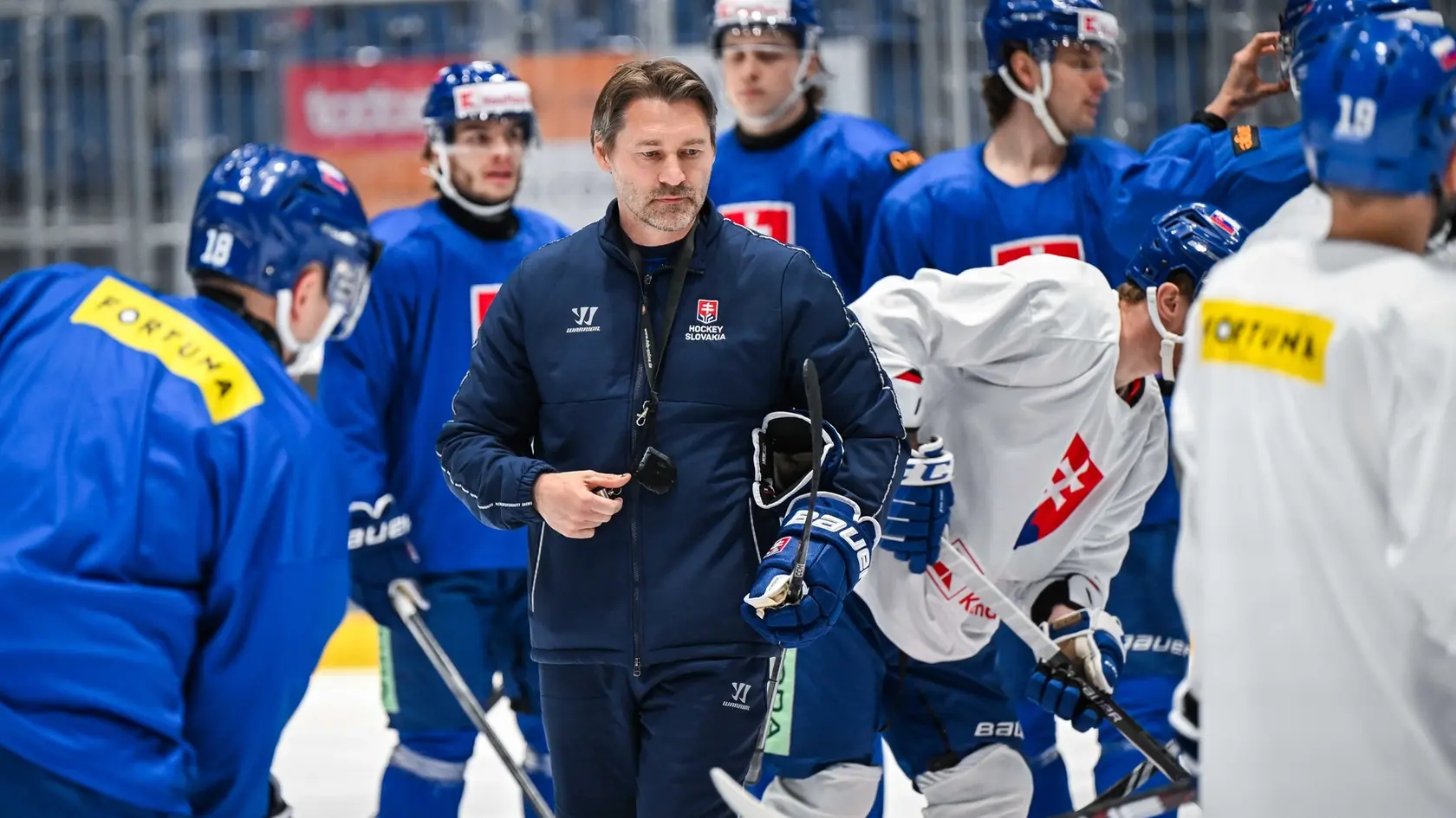 Na snímke hlavný tréner hokejovej reprezentácie SR Vladimír Országh počas prípravného tréningu slovenskej hokejovej reprezentácie.