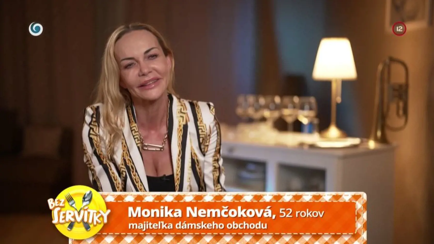 Monika pracuje ako majiteľka obchodu s oblečením.