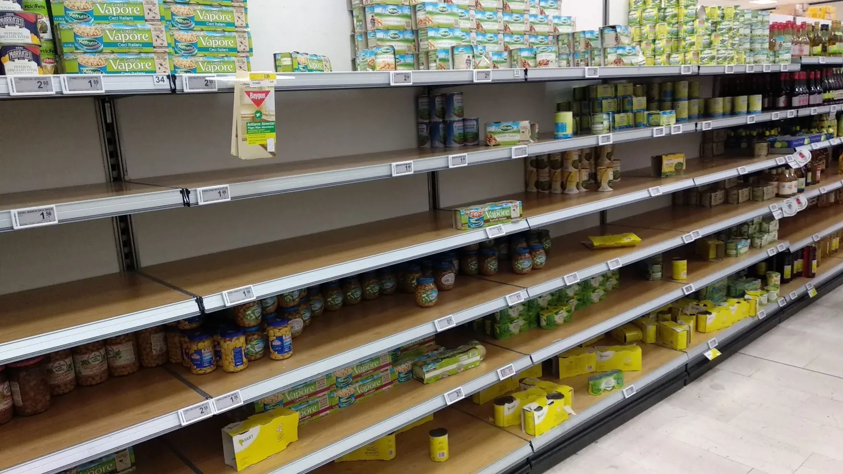 Panika v Taliansku: Ľudia v obchodoch kupujú, čo môžu, a zatvárajú sa doma.