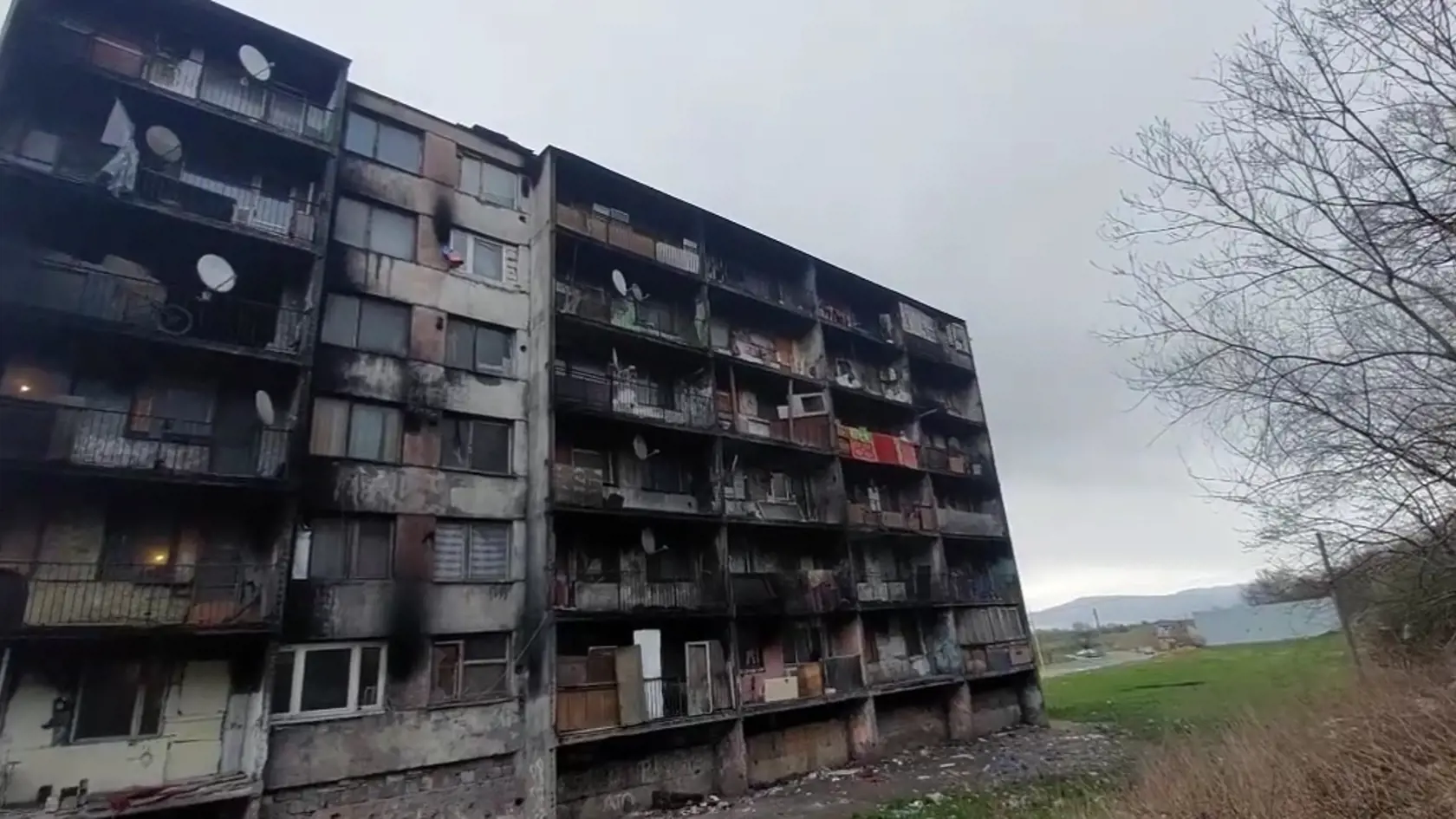 Z balkóna sa pozeral štyri roky rovno do lesíka.