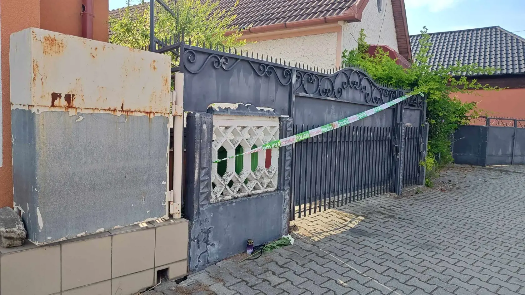Pred bránu domu vo Veľkom Mederi ľudia položili sviečky a kvety.