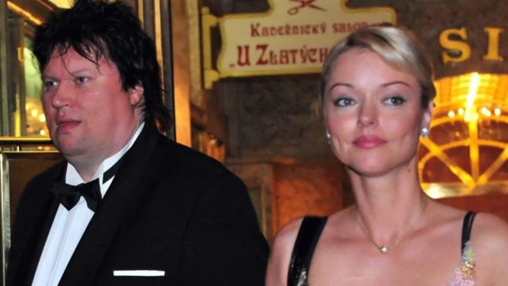 Dominika v súčasnosti chystá rozvod so svojím manželom, ale ten si aj napriek tomu robil zálusk na dedičstvo po svojom svokrovi.  Podľa fínskeho práva mal mať nárok na polovicu všetkého, čo zdedí Dominika.