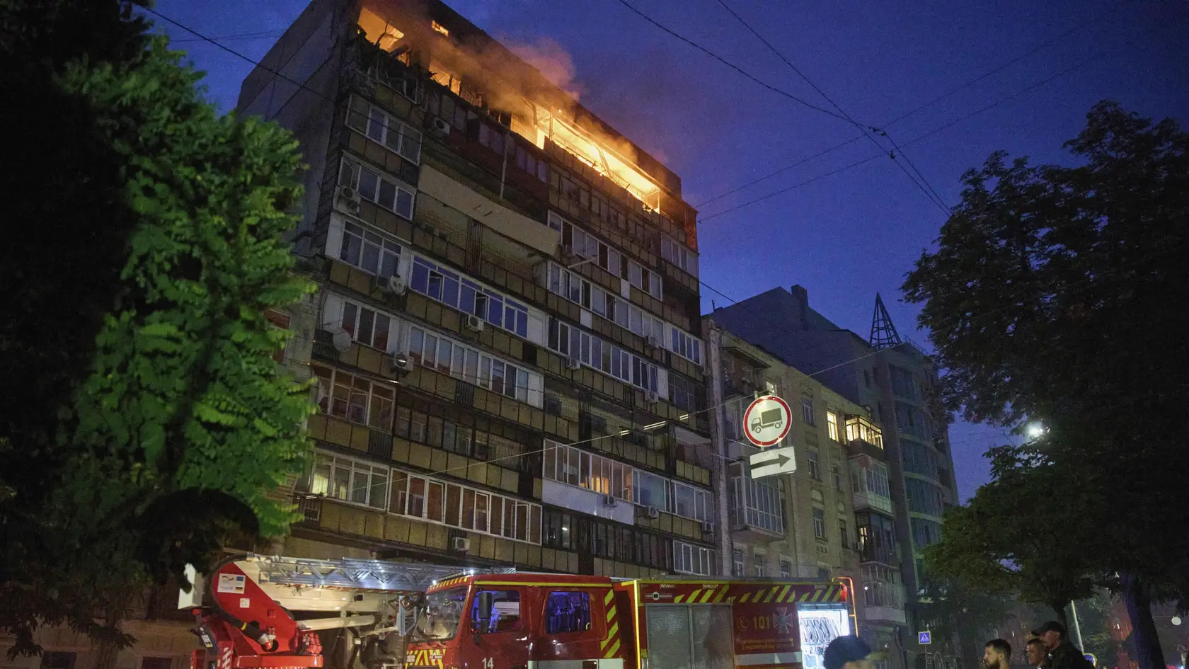 Požiar v bytovom dome po útoku v Kyjeve. 