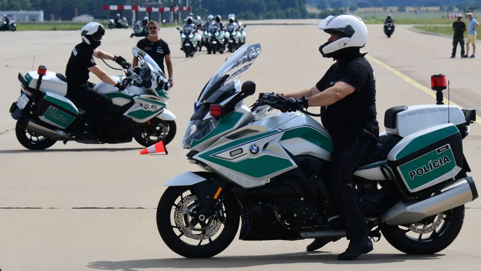 Motocyklisti z odboru dopravnej ochrany Úradu na ochranu ústavných činiteľov a diplomatických misií MV SR si prevzali 27. júla 2021 v Bratislave 22 nových motocyklov BMV  K 1600 GT, aby sa hneď pustili do zdokonaľovacieho výcviku v manévrovaní,  obratnosti a techniky jazdy v malých aj vo veľkých rýchlostiach pri sprievodoch zahraničných delegácií a našich najvyšších ústavných činiteľov. Prvým ich veľkým hromadným nasadením bude návšteva pápeža Františka na Slovensku v polovici septembra. FOTO TA
