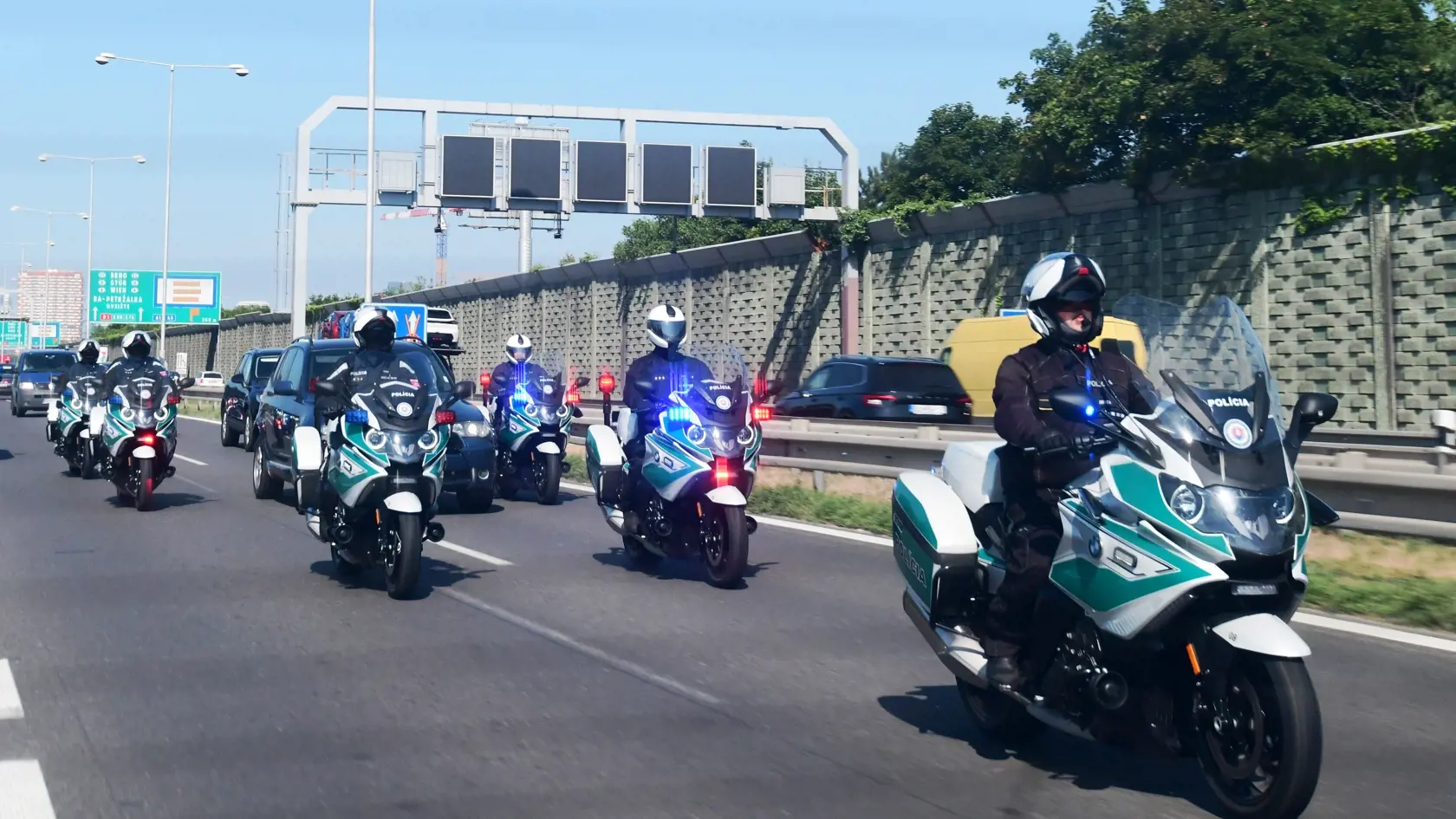 Snímka z prvého nácviku slávnostného motosprievodu autokolóny na nových policajných špeciáloch BMV K 1600 GT k pripravovanej návšteve pápeža Františka na Slovensku, 28. júla 2021 v Bratislave. FOTO TASR - Vladimír Benko/MV SR 

