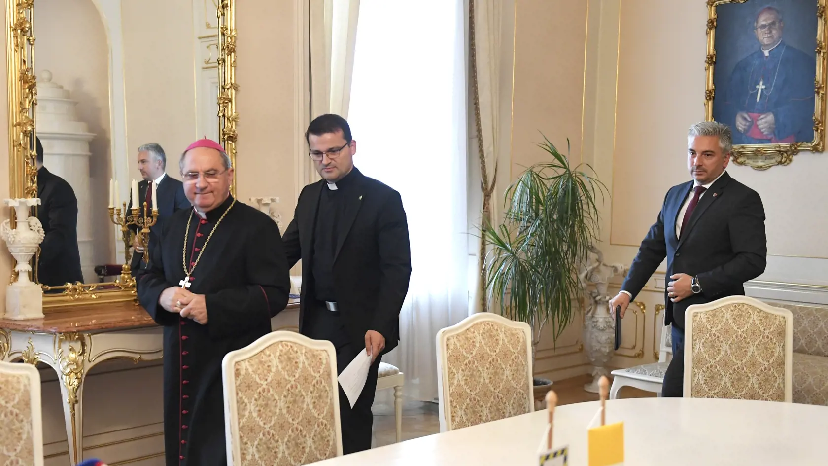Na snímke zľava košický arcibiskup, metropolita Bernard Bober, tajomník arcibiskupa Jozef Kmec a  predseda Košického samosprávneho kraja Rastislav Trnka počas tlačovej konferencie v súvislosti s pripravovanou návštevou pápeža Františka. Košice, 28. júla 2021. FOTO TASR - František Iván