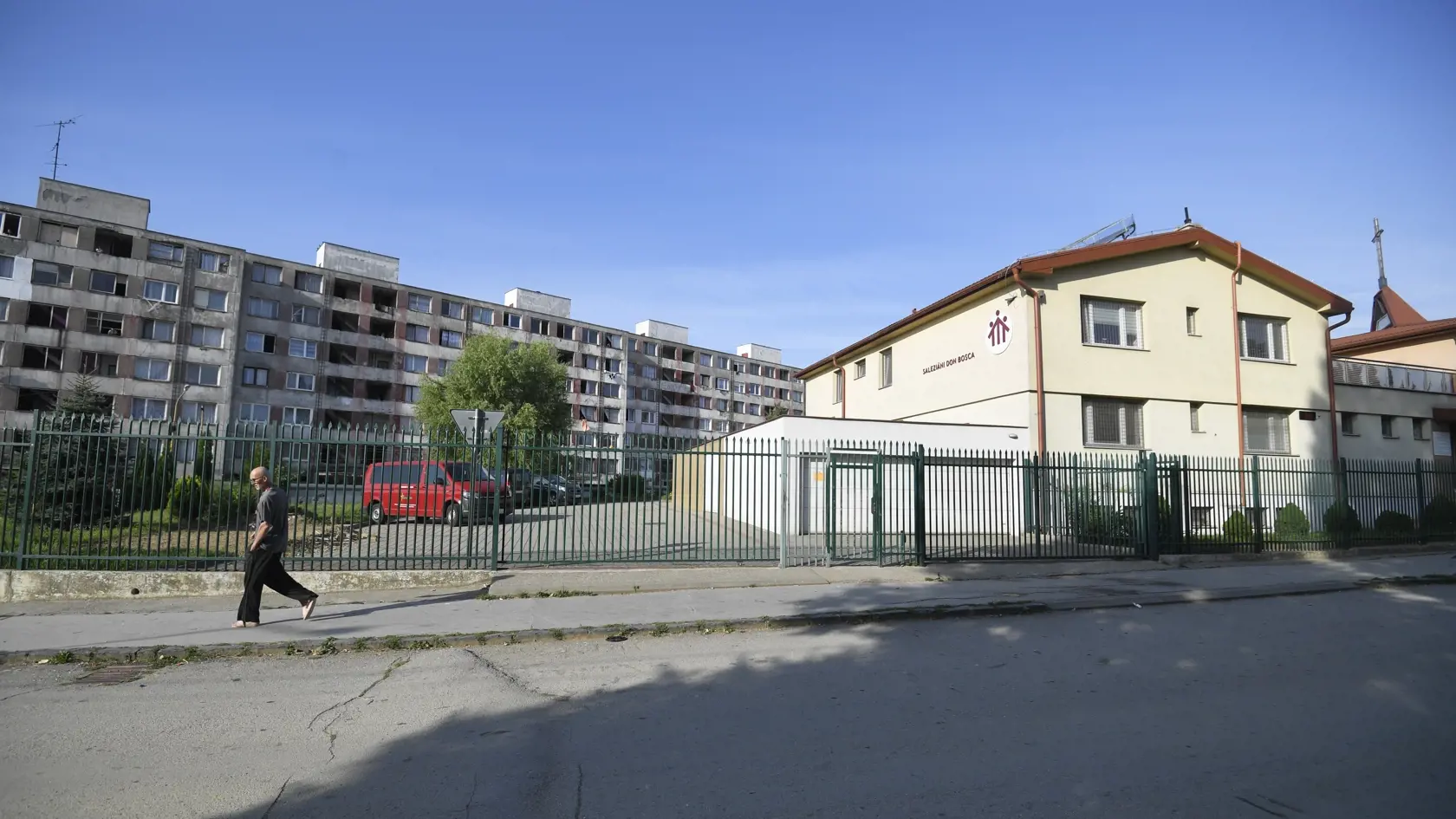 Na snímke priestranstvo pri komunitnom centre Saleziánov dona Bosca na Luníku IX v Košiciach, odkiaľ sa prihovorí pápež František k Rómom. Svätý Otec navštívi Slovensko 12. až 15 septembra. Košice, 13. augusta 2021. FOTO TASR – František Iván