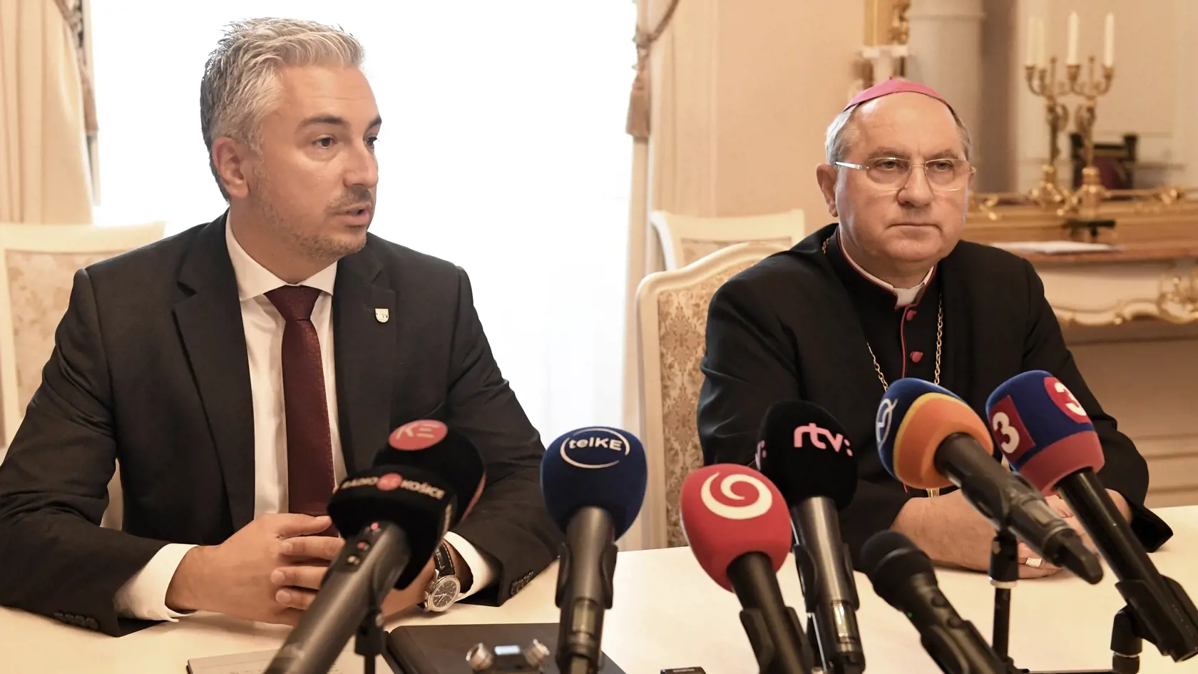 Na snímke zľava  predseda Košického samosprávneho kraja (KSK) Rastislav Trnka a košický arcibiskup, metropolita Bernard Bober počas tlačovej konferencie v súvislosti s pripravovanou návštevou pápeža Františka. Košice, 28. júla 2021. FOTO TASR - František Iván