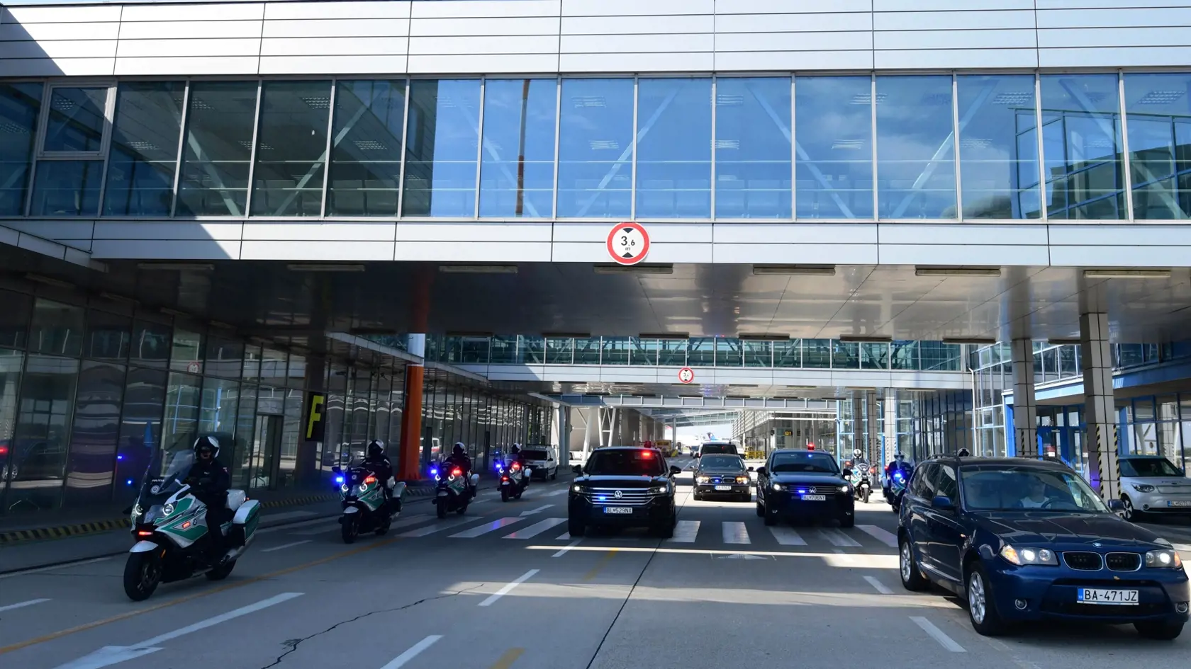 Snímka z prvého nácviku slávnostného motosprievodu autokolóny na nových policajných špeciáloch BMV K 1600 GT k pripravovanej návšteve pápeža Františka na Slovensku, 28. júla 2021 v Bratislave. FOTO TASR - Vladimír Benko/MV SR 
