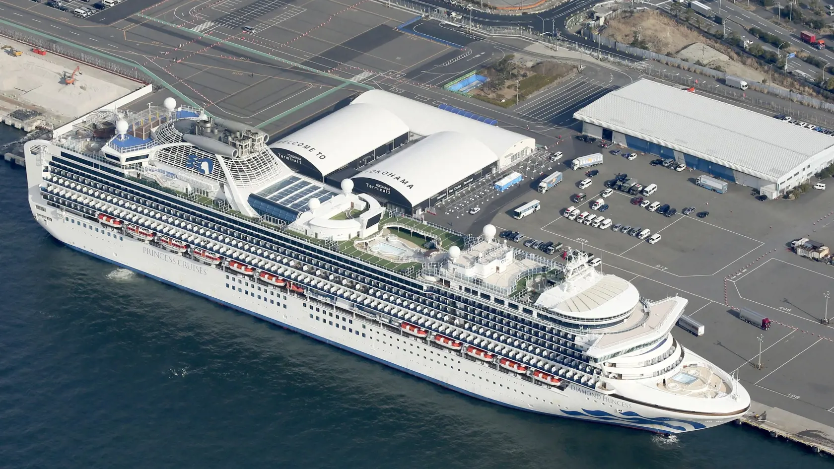 WA 31 Jokohama - Výletná loďo Diamond Princess kotví v japonskej Jokohame 12. februára 2020. Na palube japonskej výletnej lode Diamond Princess, ktorá je v karanténe pre šírenie koronavírusu, sa nachádza aj Slovák. Je v kontakte so Zastupiteľským úradom SR v Tokiu. Podľa informácií Ministerstva zahraničných vecí a európskych záležitostí (MZVaEZ) SR je v poriadku. Japonský minister zdravotníctva Kacunobu Kató informoval, že ďalších 39 ľudí na palube japonskej výletnej lode malo pozitívne testy na