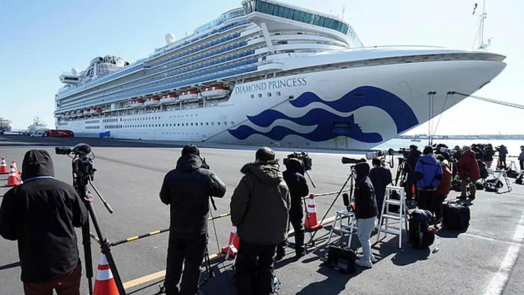 Výletná loď The Diamond Princess s viac ako 130 infikovanými osobami na palube.