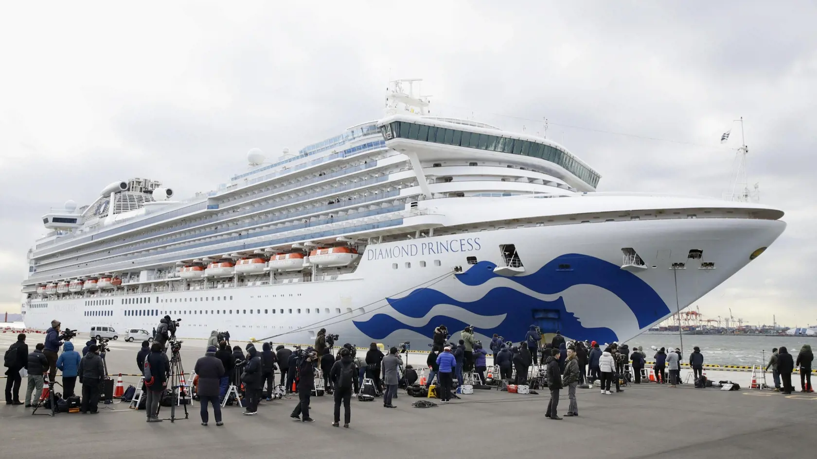 KK30 Jokohama - Na snímke výletná loď Diamond Princess kotví v prístave v Jokohame 6. februára 2020. Desať nových prípadov nákazy novým koronavírusom zaznamenali na výletnej lodi, ktorá sa momentálne nachádza v karanténe v prístave mesta Jokohama. Doterajší počet nakazených na plavidle Diamond Princess sa tak zvýšil na 20, pričom testovanie cestujúcich stále pokračuje. FOTO TASR/AP
The cruise ship Diamond Princess is anchored at Yokohama Port for supplies replenished in Yokohama, south of Tokyo,