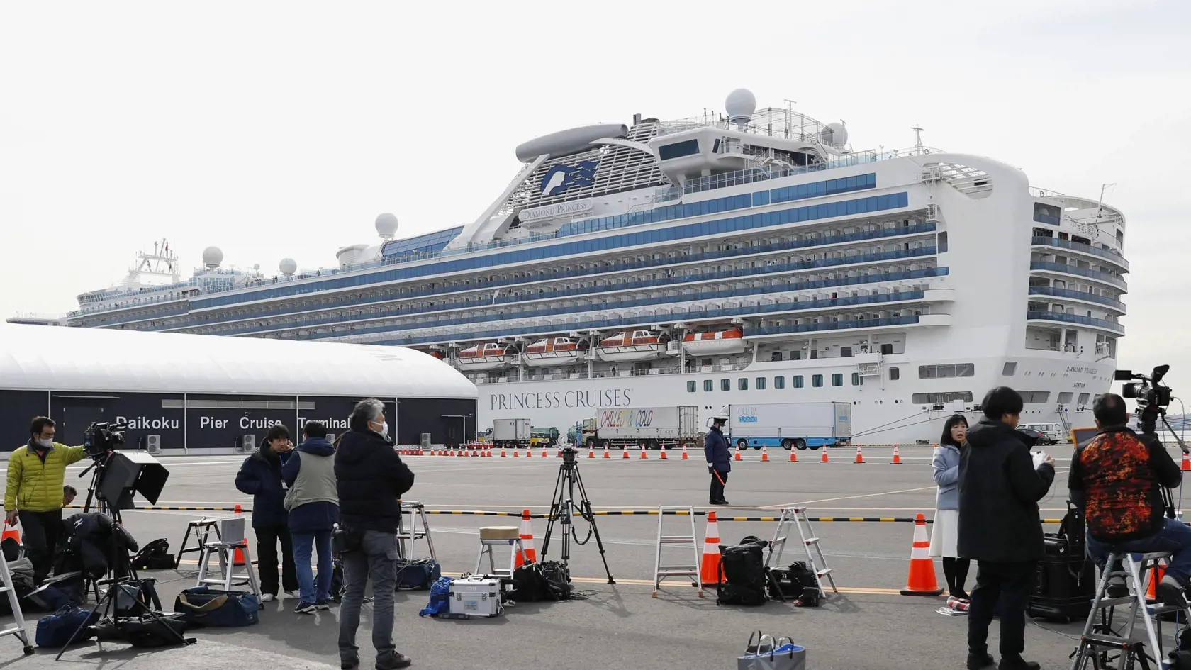 WA 30 Jokohama - Novinári sa zhromaždili pred 
výletnou loďou Diamond Princess, ktorá kotví v japonskej Jokohame 12. februára 2020. Na palube japonskej výletnej lode Diamond Princess, ktorá je v karanténe pre šírenie koronavírusu, sa nachádza aj Slovák. Je v kontakte so Zastupiteľským úradom SR v Tokiu. Podľa informácií Ministerstva zahraničných vecí a európskych záležitostí (MZVaEZ) SR je v poriadku. Japonský minister zdravotníctva Kacunobu Kató informoval, že ďalších 39 ľudí na palube japonske