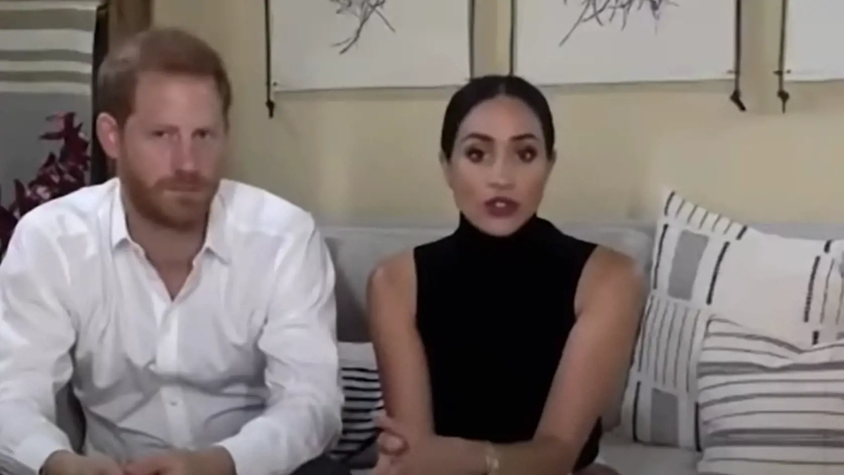 Vojvodkyňa Meghan sa poriadne zmenila. Namiesto prirodzenosti zvolila tmavší mejkap a sýty rúž.