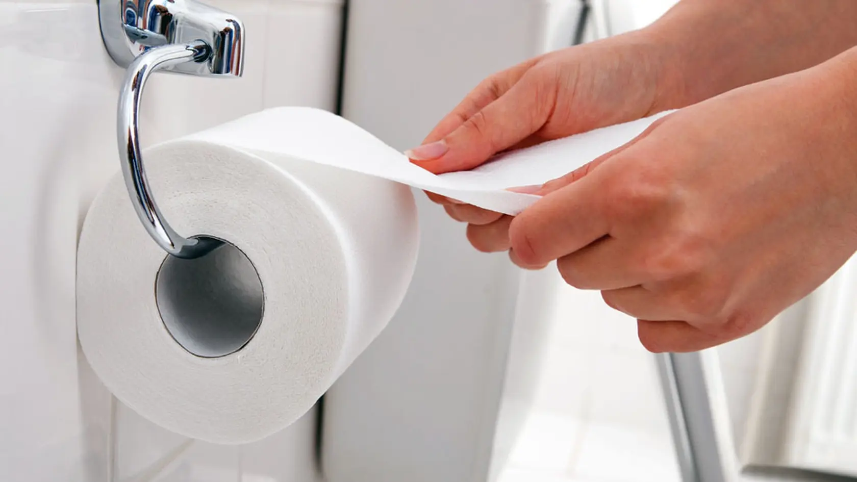 Sme si tak zvyknutí na naše moderné hygienické rituály, že často nepremýšľame o tom, aký bol život a starostlivosť o seba v minulosti. V skutočnosti to nebola ani zďaleka jednoduchá úloha. Jedným z hlavných problémov bol nedostatok informácií a zdrojov, čo viedlo k zvláštnym teóriám a nehygienickým praktikám.