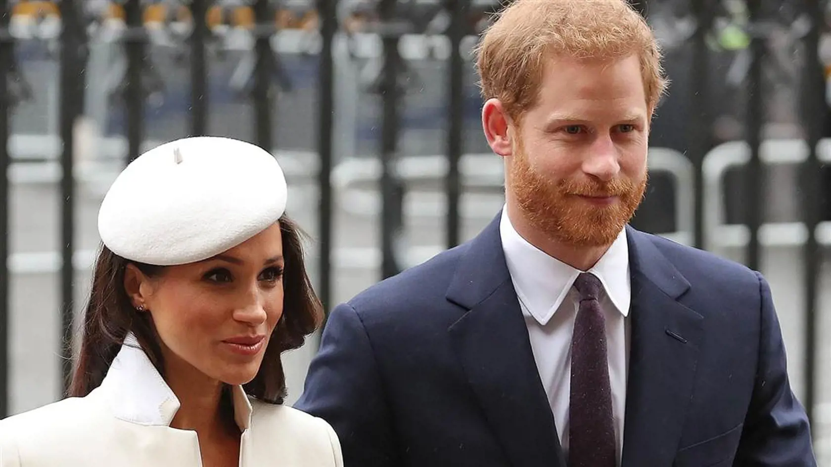 Sympatickí zaľúbenci Meghan a Harry majú fanúšikov po celom svete.