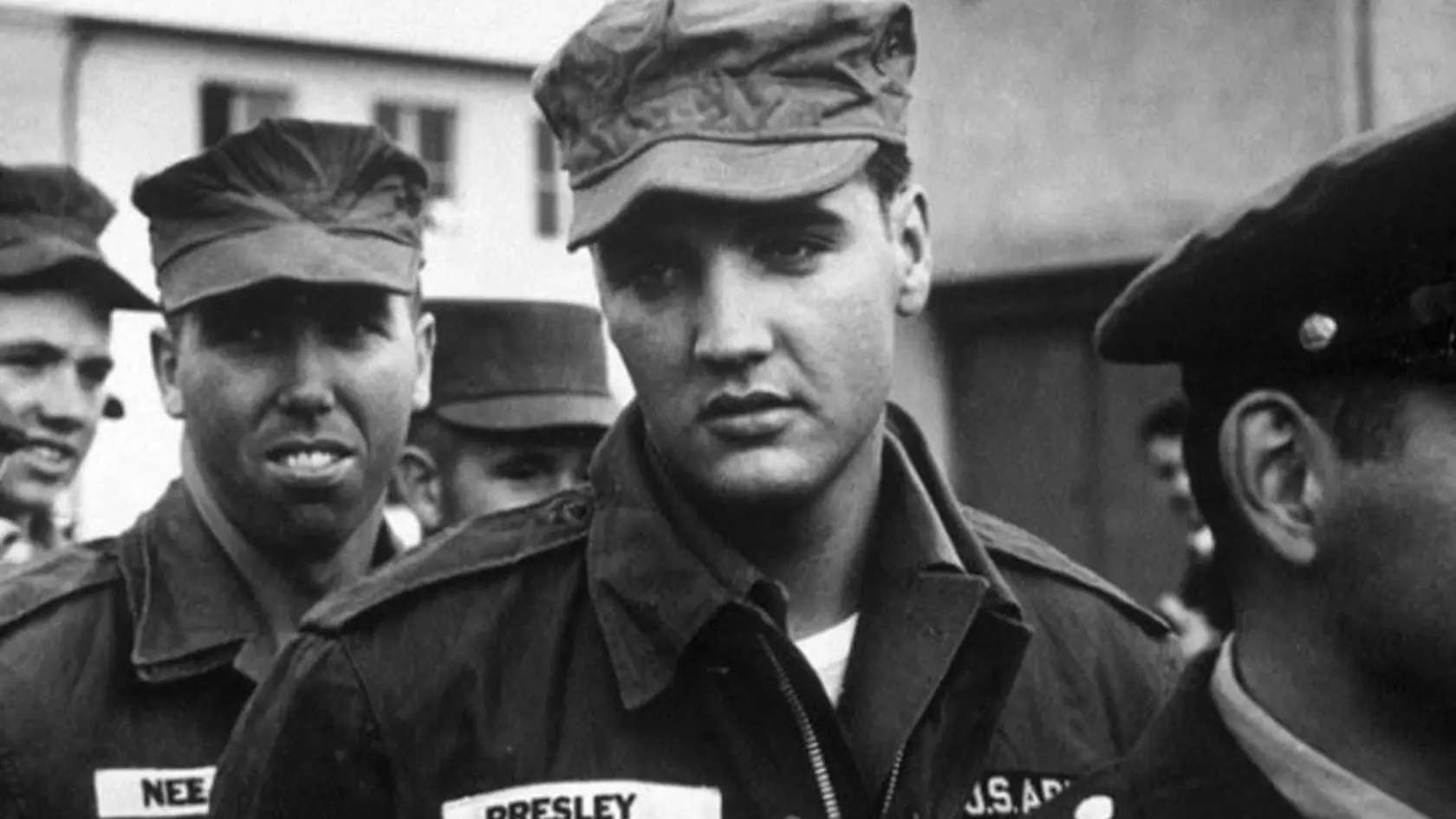 Elvis Presley slúžil v roku 1958 ako vojak, pričom už vtedy bol hviezdou a kráľom rock’n’rollu. Zdroj foto: Imgur