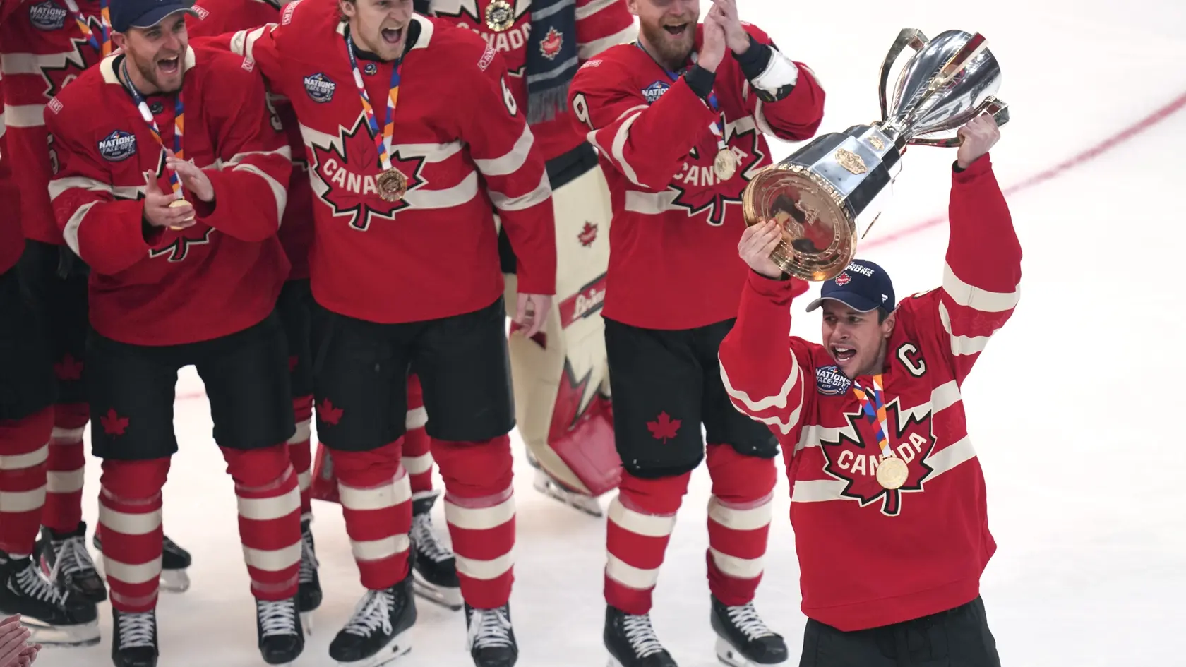 Kapitán kanadskej reprezentácie Sidney Crosby s pohárom za víťazstvo na Turnaji 4 krajín