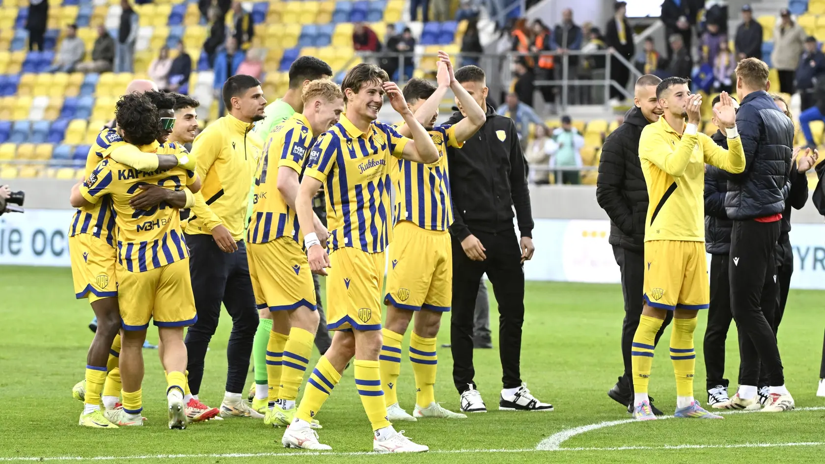 Na snímke radosť futbalistov Dunajskej Stredy po víťazstve vo finále play off v Niké lige o Európsku konferenčnú ligu (EKL) FC DAC 1904 Dunajská Streda - FK Železiarne Podbrezová v Dunajskej Strede v piatok 23. mája 2025. FOTO TASR - Pavel Neubauer

