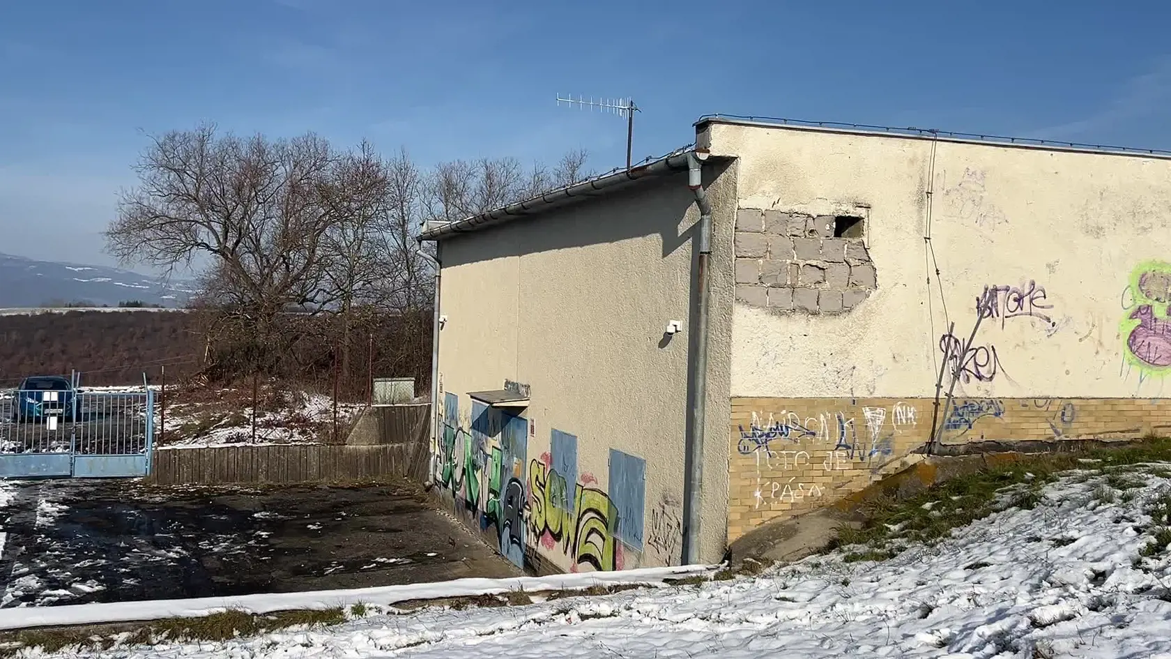 Cez víkend sa v opustenej vodárenskej budove vo Zvolene odohrala dramatická udalosť. Dvaja 15-roční chlapci, ktorí boli nezvestní od piatkového večera, spadli zo strechy budovy z výšky viac ako štyri metre. Obaja sú vo vážnom stave hospitalizovaní.