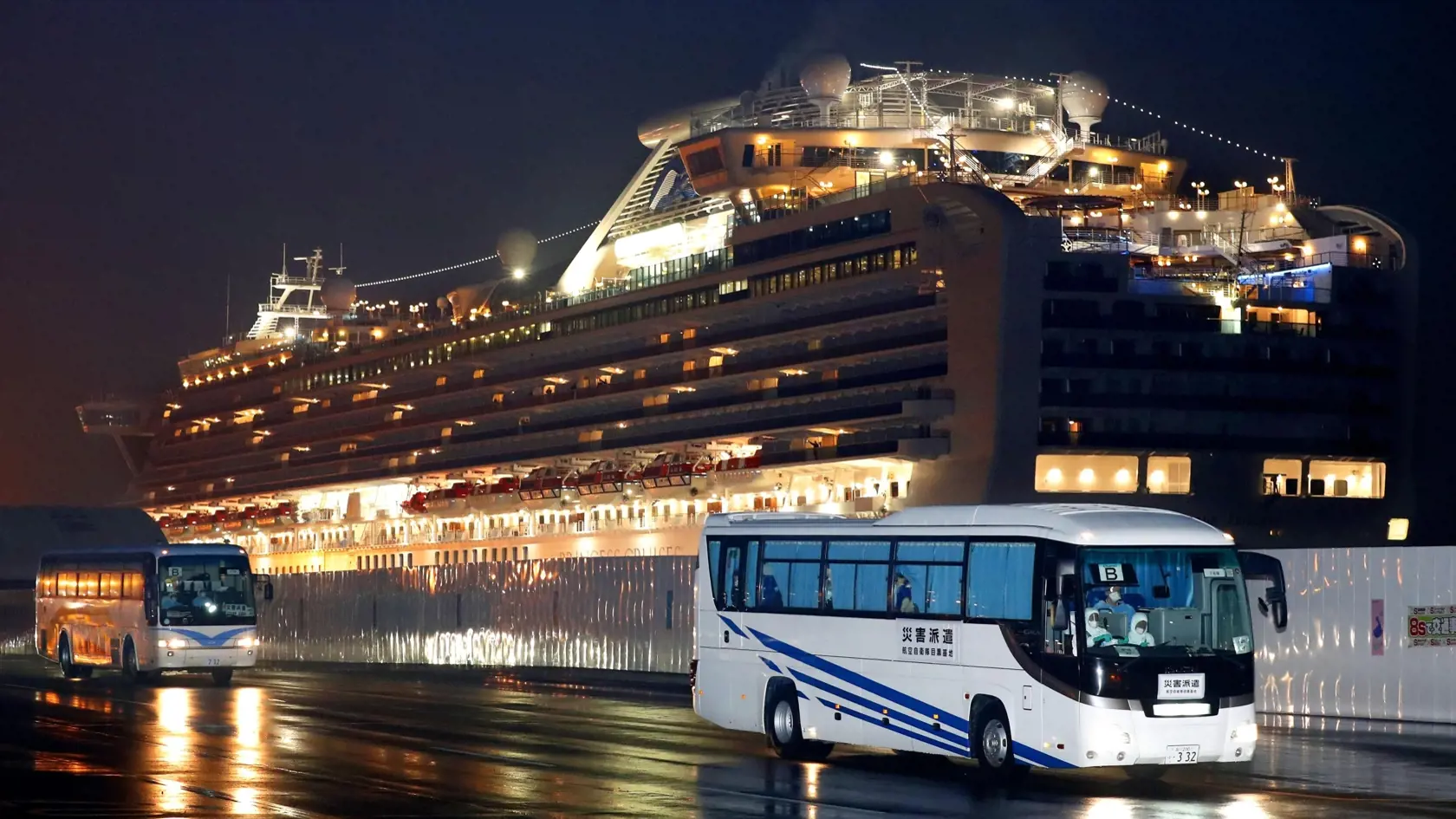 MIK 16 Jokohama - Na snímke autobusy odvážajú pasažierov z lode Diamond Princess (v pozadí) ktorá je od začiatku februára v karanténe v japonskom prístave Jokohama 17. februára 2020. FOTO TASR/AP 
Nákaza novým koronavírusom sa potvrdila u ďalších 99 pasažierov veľkej výletnej lode Diamond Princess (Diamantová princezná)

Buses carrying U.S. passengers who were aboard the quarantined cruise ship the Diamond Princess, seen in background, leaves Yokohama port, near Tokyo, early Monday, Feb. 17, 202