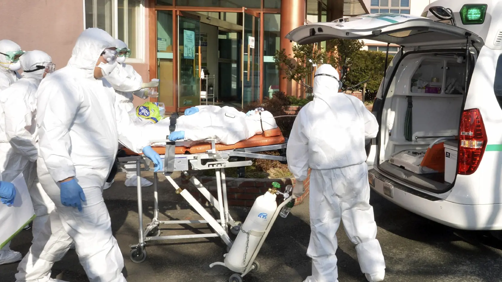 WA 31 Čcheongdo - Novinári v špeciálnom ochrannom odeve odnášajú pacienta s podozrením na nákazu na nový koronavírus do sanitky v juhokórejskom meste Čcheongdo v piatok 21. februára 2020. Južná Kórea vo štvrtok potvrdila  prvé úmrtie na následky koronavírusu. Išlo o 63-ročného pacienta s chronickým ochorením, ktorý zomrel v stredu v nemocnici v meste Čchongdo. Soul potvrdil v piatok 100 nových prípadov nákazy novým koronavírusom, ktorý sa šíri z Číny. Celkovo tam evidujú už 204 nakazených.Väčšin
