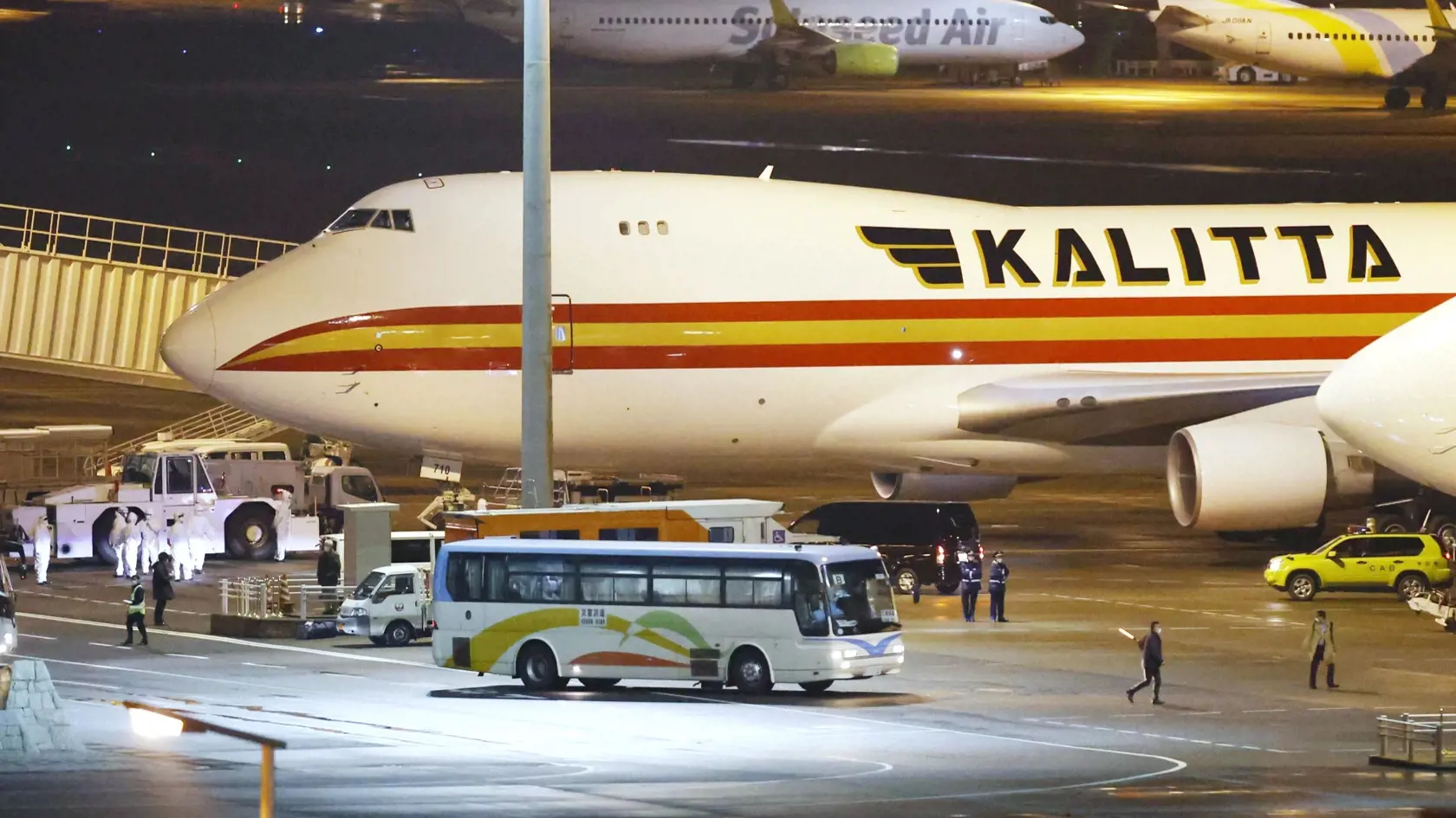 MIK 18 Tokio - Na snímke autobusy privážajú pasažierov z lode Diamond Princess ktorá je od začiatku februára v karanténe v japonskom prístave Jokohama na letisko Haneda v Tokiu 17. februára 2020. FOTO TASR/AP 
Nákaza novým koronavírusom sa potvrdila u ďalších 99 pasažierov veľkej výletnej lode Diamond Princess (Diamantová princezná)

A bus carrying U.S. passengers who were aboard the quarantined cruise ship the Diamond Princess arrives at Haneda airport in Tokyo, before the passengers board a Ka