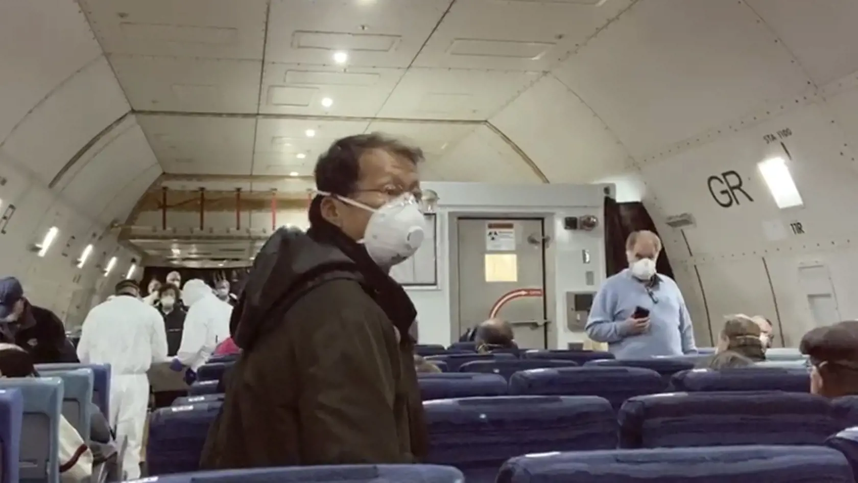 MIK 19 Tokio - Na snímke z videa sú pasažieri z lode Diamond Princess ktorá je od začiatku februára v karanténe v japonskom prístave Jokohama na palube lietadla na letisku Haneda v Tokiu 17. februára 2020. FOTO TASR/AP 
Nákaza novým koronavírusom sa potvrdila u ďalších 99 pasažierov veľkej výletnej lode Diamond Princess (Diamantová princezná)

In this image from a video taken on Monday, Feb. 17, 2020, U.S. passengers who evacuated off the quarantined cruise ship the Diamond Princess, 
board a Ka