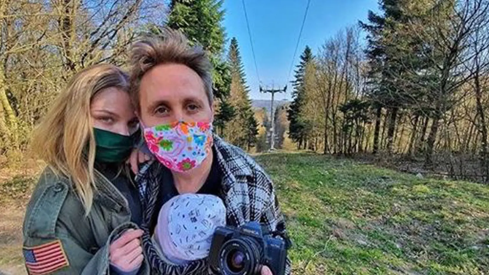 Veronika so Sajfom dcérku Sáru ukazujú iba zozadu alebo zboku.
