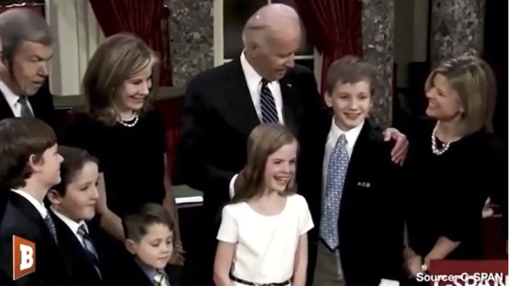 Joe Biden je veľmi priateľský a má blízky vzťah k deťom. Mnohí si myslia, že to hraničí s pedofíliou.