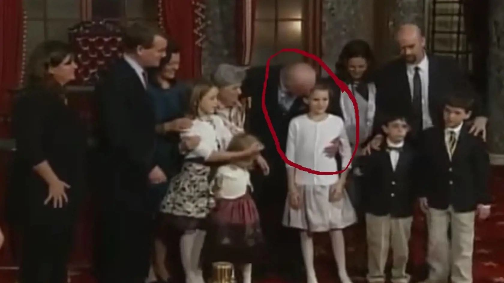Fotografia, ako Joe Biden drží malé dievča, koluje po internete.