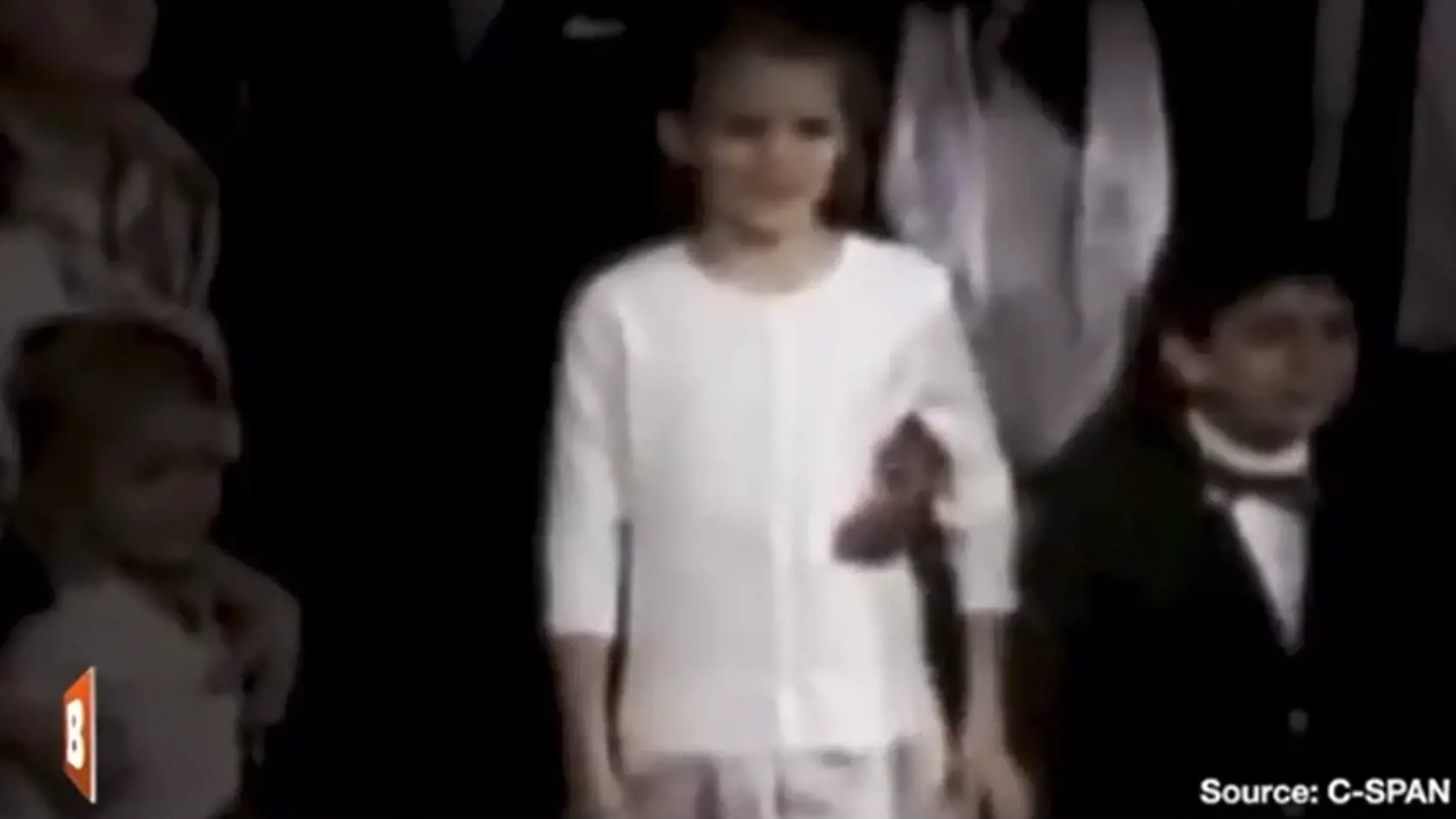 Joe Biden je veľmi priateľský a má blízky vzťah k deťom. Mnohí si myslia, že to hraničí s pedofíliou.