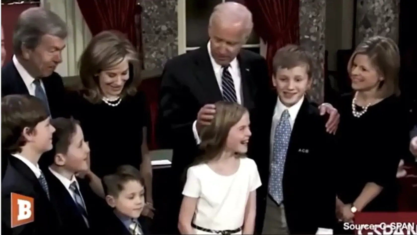 Joe Biden je veľmi priateľský a má blízky vzťah k deťom. Mnohí si myslia, že to hraničí s pedofíliou.