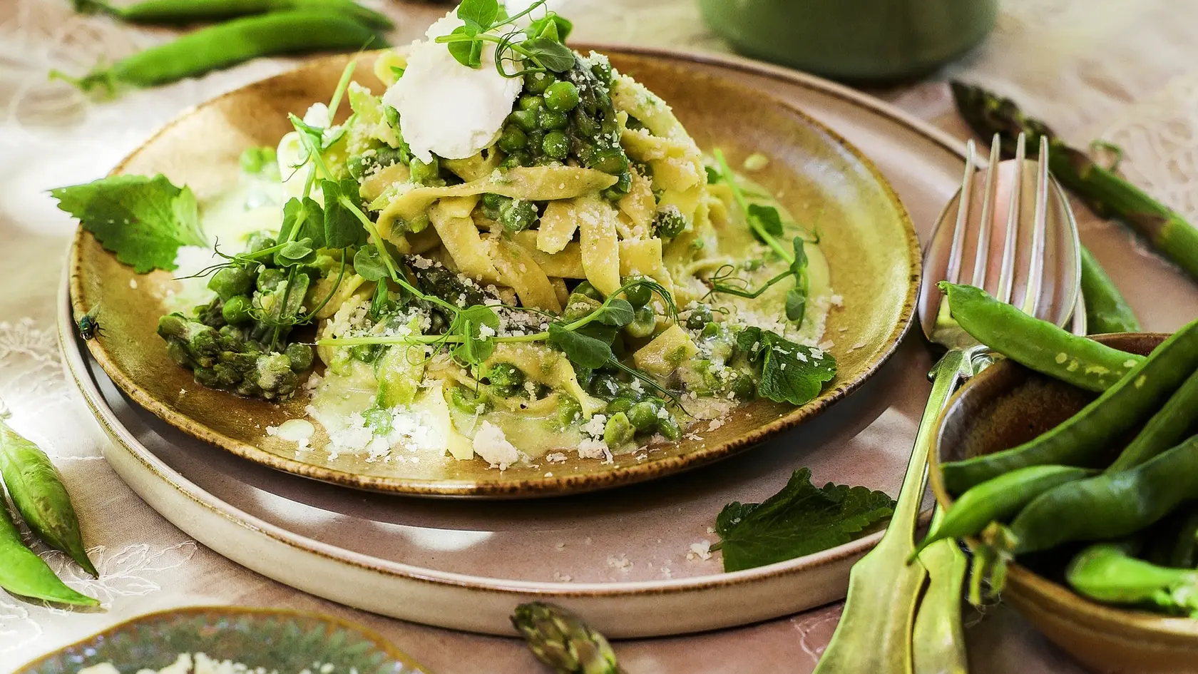 Citrusové tagliatelle s hráškovo-prosciuttovou omáčkou