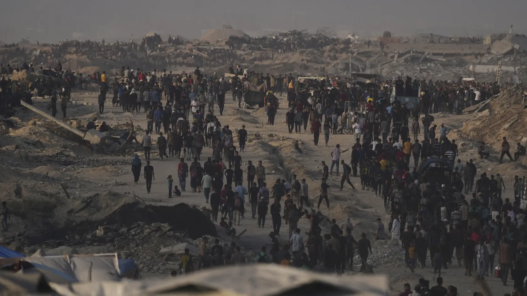 Palestínčania kráčajú po ceste smerom k oblasti na severe Pásma Gazy, kam vchádzajú nákladné autá s humanitárnou pomocou v meste Gaza 25. júla 2025.