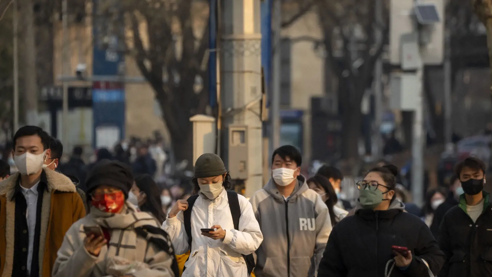 WA 38 Peking  Cestujúci, ktorí kráčajú ulicami, majú na tvári rúška v Pekingu počas rušných ranných hodín vo štvrtok 16. februára 2023. Vedenie vládnucej Komunistickej strany Číny deklarovalo v piatok "rozhodné víťazstvo" v boji proti ochoreniu COVID-19, informuje agentúra DPA.  Neoficiálne správy počas kulminácie epidémie v Číne v priebehu januára hovorili o preplnených nemocniciach a krematóriách nezvládajúcich nápor mŕtvych. Objavili sa tiež správy, že čínski lekári boli inštruovaní úradmi, a