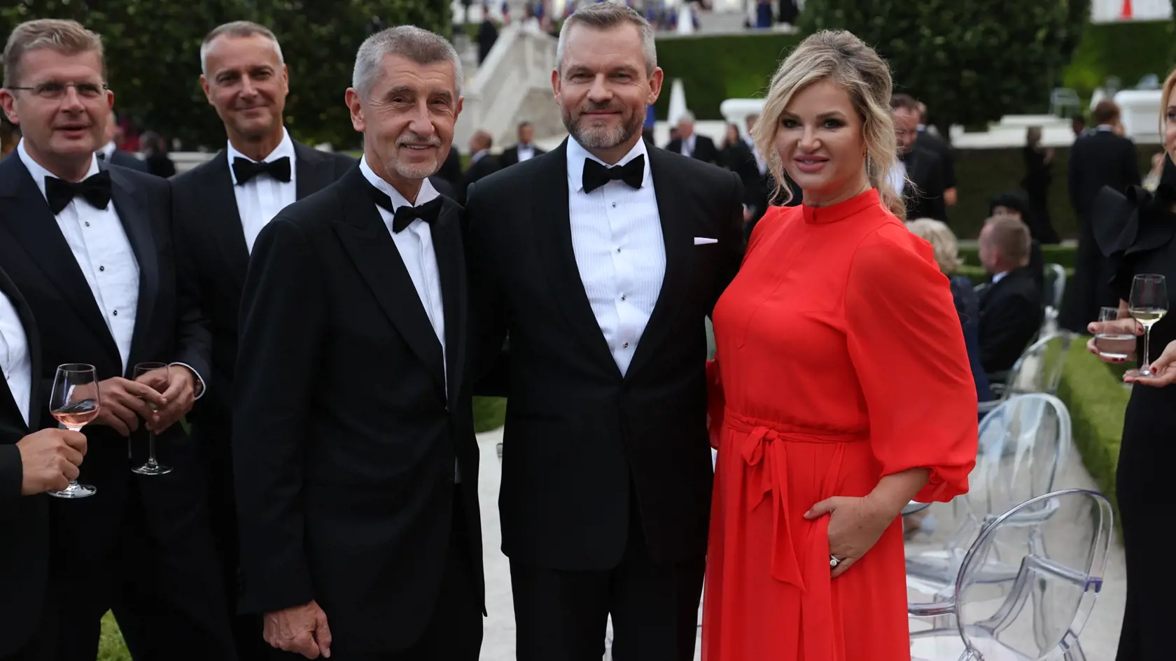 Slávnostná recepcia prezidenta SR Petra Pellegriniho na Bratislavskom hrade. Na snímke je Andrej Babiš so ženou a s Petrom Pellegrinim. Monika Babišová bola nádherná.