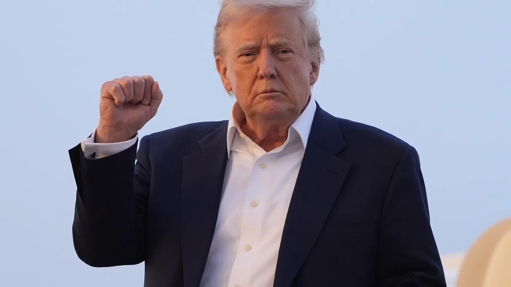 Na snímke prezident USA Donald Trump gestikuluje po príchode na leteckú základňu Andrews 4. mája 2025.