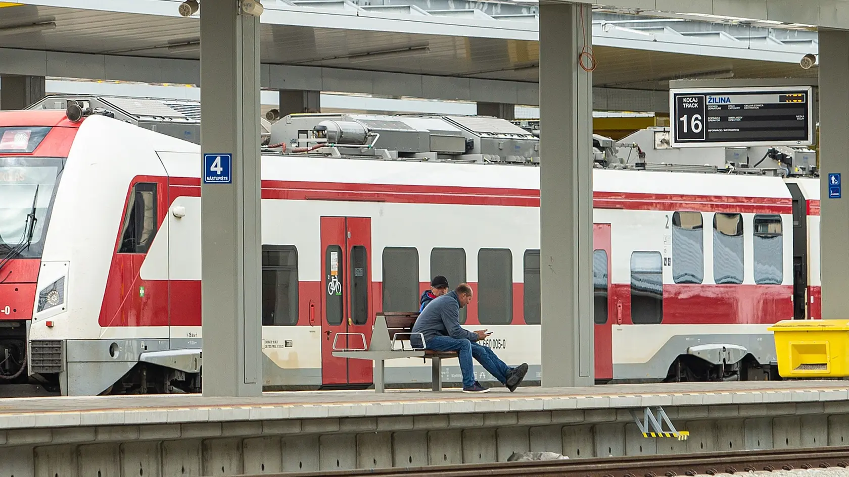 Na snímke cestujúci čakajú na vlak na železničnej stanici počas stavebných prác v okolí železničnej stanice v Žiline počas projektu modernizácie železničného uzla v Žiline 7. mája 2025. FOTO TASR - Daniel Stehlík