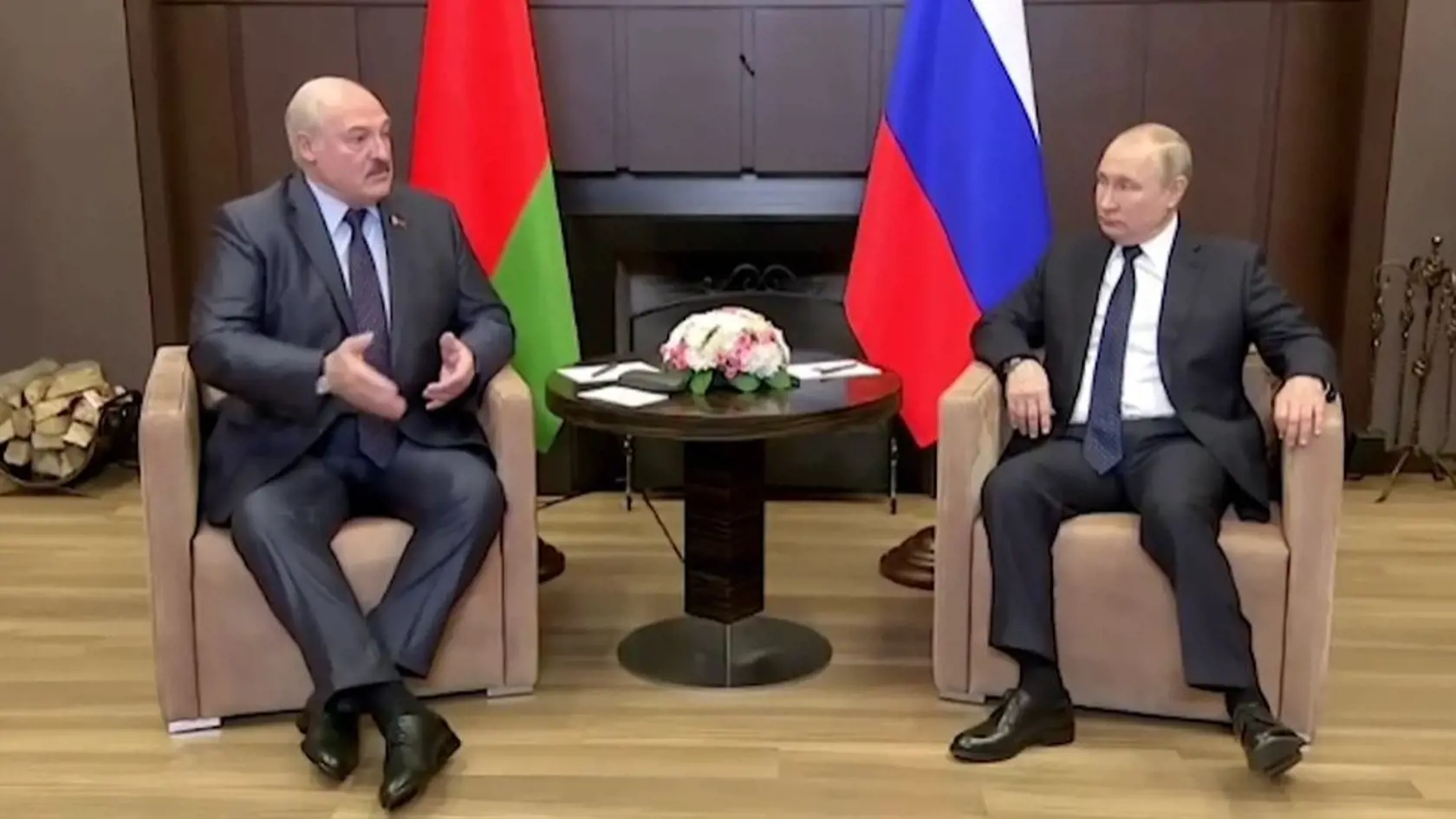 Zhrbený Putin počas stretnutia s Lukašenkom v Soči. Pravú nohu vykrúcal na jednu a druhú stranu, akoby dostal kŕč ktorého sa nevedel zbaviť.