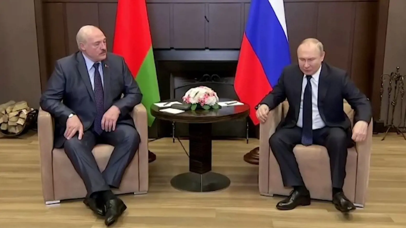 Zhrbený Putin počas stretnutia s Lukašenkom v Soči. Pravú nohu vykrúcal na jednu a druhú stranu, akoby dostal kŕč ktorého sa nevedel zbaviť.