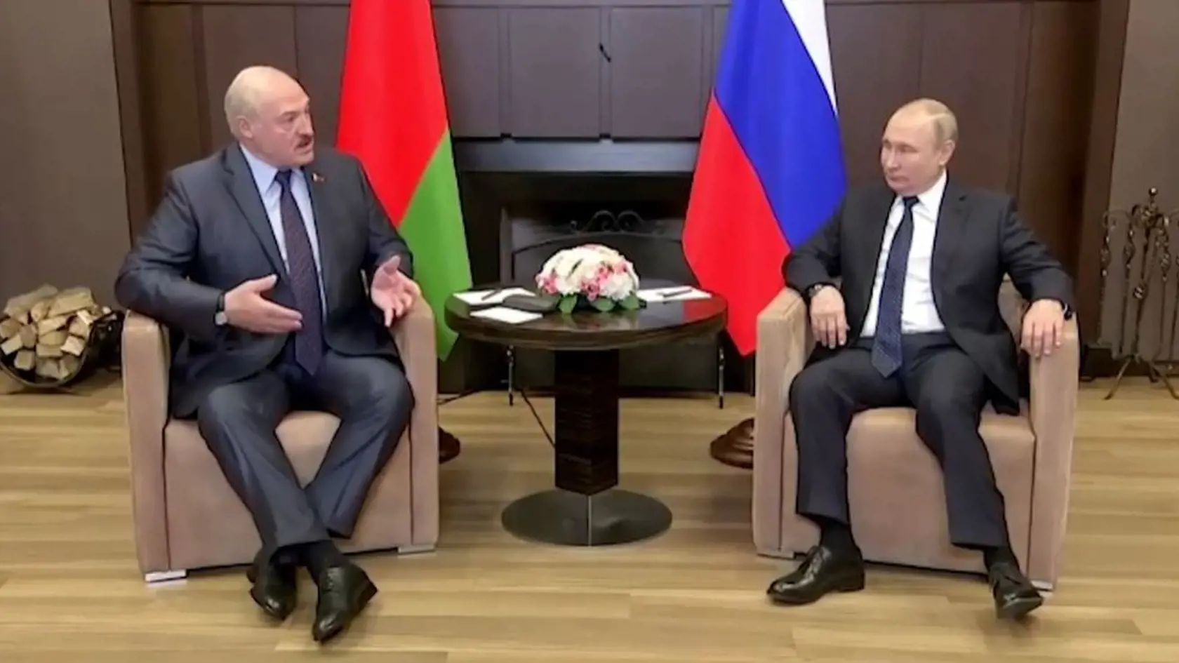 Vladimir Putin sa počas stretnutia s Lukašenkom neustále vrtel.