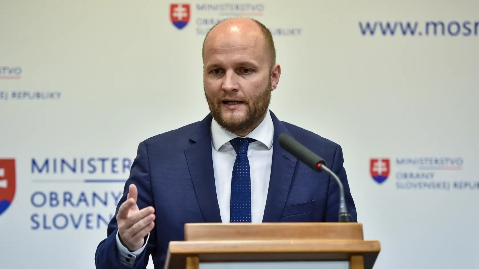 Na snímke exminister obrany SR Jaroslav Naď počas tlačovej konferencie Ministerstva obrany SR.