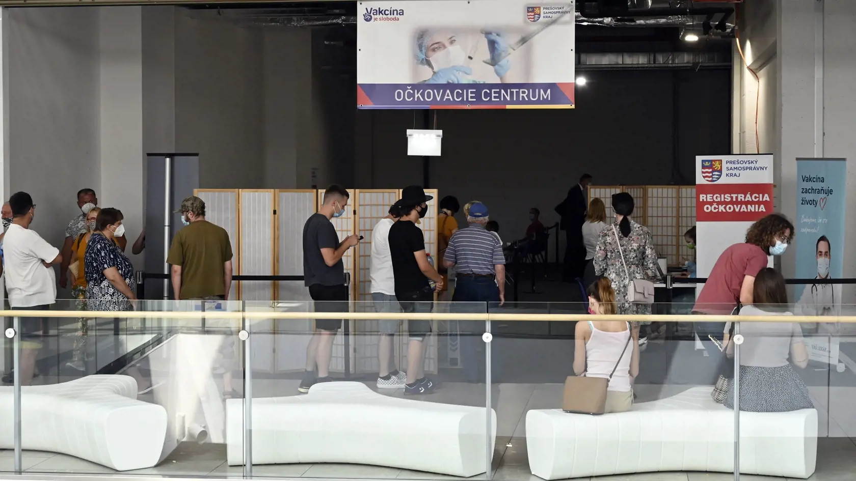 Na snímke očkovanie proti ochoreniu COVID-19 v obchodnom centre Eperia na Ulici Arm. Gen. Svobodu na sídlisku Sekčov v Prešove jednodávkovou vakcínou Janssen od spoločnosti Johnson&Johnson. Prešovský samosprávny kraj toto očkovanie v obchodnom centre realizoval bez termínu na počkanie pre všetkých záujemcov vo veku 16 rokov a viac. V Prešove 18. júla 2021. FOTO TASR - Roman Hanc
