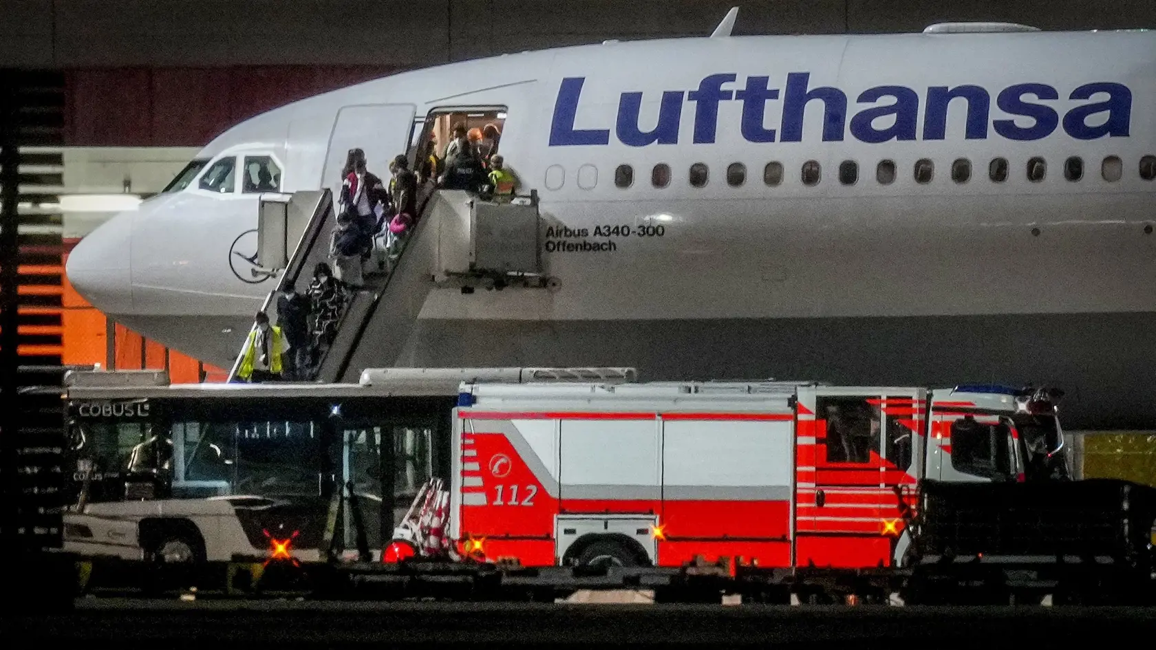 KK4 Frankfurt nad Mohanom - Ľudia vystupujú z lietadla spoločnosti Lufthansa, ktoré letelo z uzbeckého hlavného mesta Taškent a pristálo na letisku vo Frankfurte nad Mohanom 18. augusta 2021. Na palube bolo asi 130 ľudí, ktorí boli predtým evakuovaní z Afganistanu. FOTO TASR/AP
People disembark from a Lufthansa aircraft coming from Tashkent in Uzbekistan that landed at the airport in Frankfurt, Germany, early Wednesday, Aug. 18, 2021. On board were about 130 people that were evacuated before fro