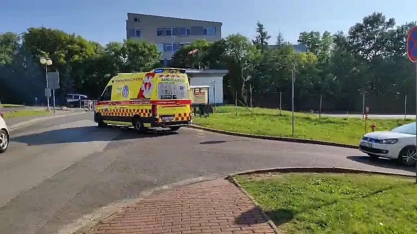 Policajná naháňačka za Nitrou, ktorá sa skončila skončila smrťou manželského páru, má dohru. Muž, ktorého polícia naháňala a pôsobil potom nehodu, má už na krku obvinenie, a to nie je všetko. Dnes sa rozhodovalo o jeho väzbe.