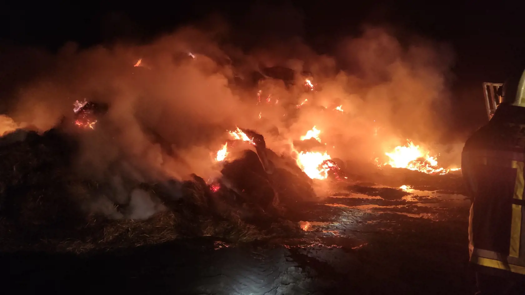 Včera 7. 2. 2025 po 17:00 h bol náhodne okoloidúcou osobou spozorovaný a ohlásený požiar stohu slamy, o rozlohe približne 20x6 metrov, v obci Kostolište, okres Malacky.