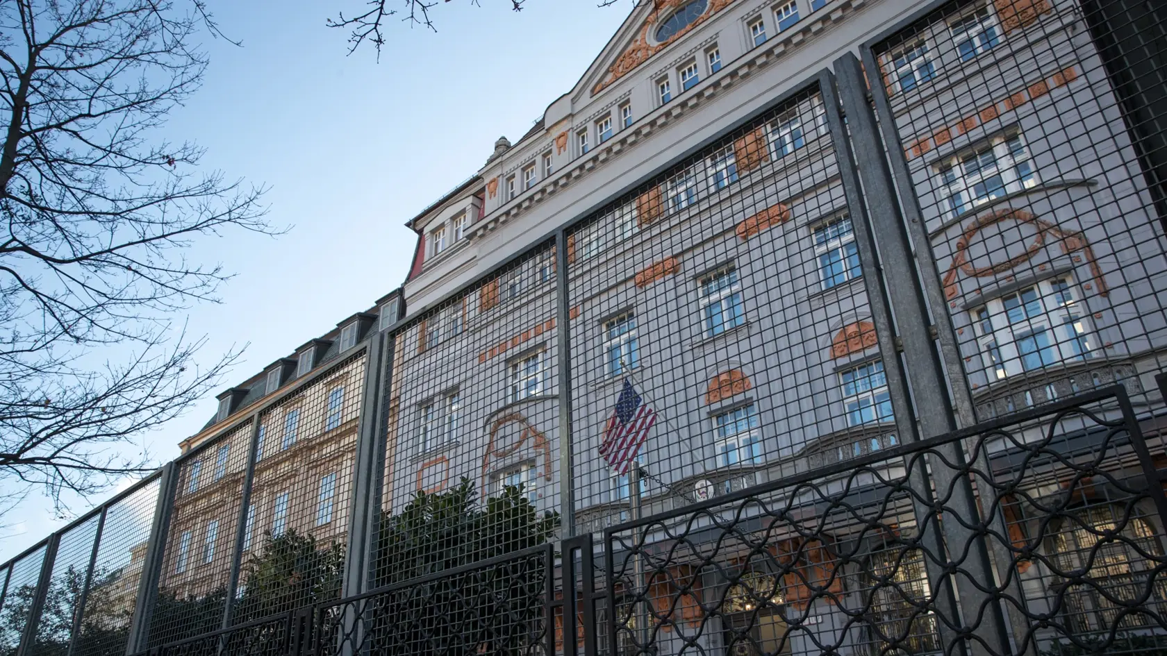 Protestne zhromazdenie na Hviezdoslavovom námestí v Bratislave v blízkosti americkej ambasády, ktorého účastníci dlhodobo nesúhlasia s osadením bezpečnostného oplotenia.
