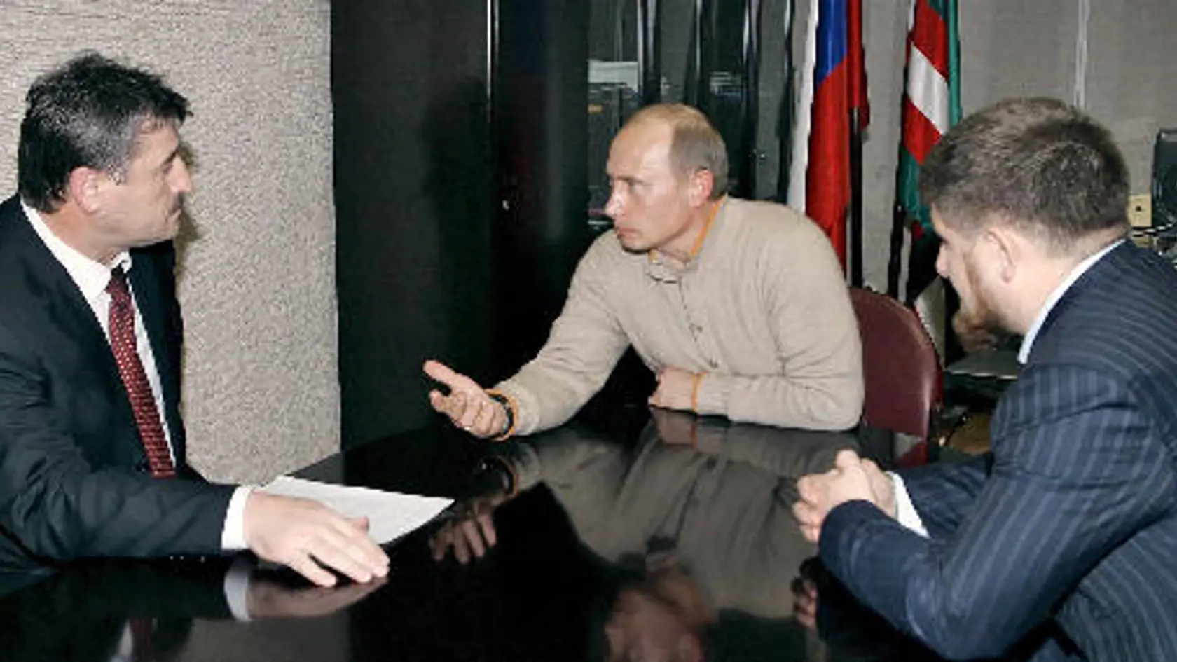 Ruský prezident Vladimir Putin (uprostøed) 12. prosince neoèekávanì pøiletìl do Èeèenska, kde se poprvé sešel místní parlament zvolený na konci listopadu. Setkal se s dvìma nejvýznamnìjšími osobnostmi souèasného proruského vedení Èeèenska - prezidentem Alu Alchanovem (vlevo) a premiérem Ramzanem Kadyrovem (vpravo).