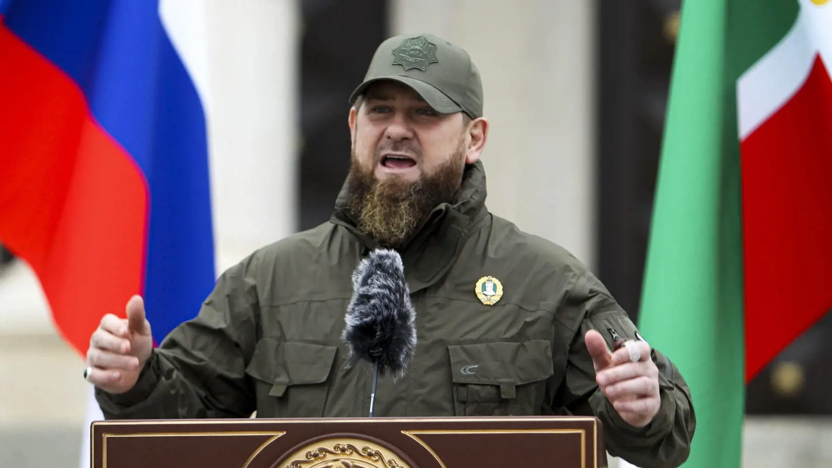 KK66 Groznyj - Čečenský regionálny vodca Ramzan Kadyrov počas prehliadky príslušníkov bezpečnostných síl a vojenskej techniky v Groznom 25. februára 2022. "Zlovestný prejav podpory" útoku Ruska na Ukrajinu prišiel z Čečenska, prevažne moslimského regiónu na juhu Ruska, ktorý "železnou rukou" spravuje Ramzan Kadyrov. Čečenské médiá totiž v piatok informovali, že Kadyrov zhromaždil v centre hlavného mesta Groznyj približne 12.000 príslušníkov bezpečnostných síl, ktorí sa potom venovali "previerke 